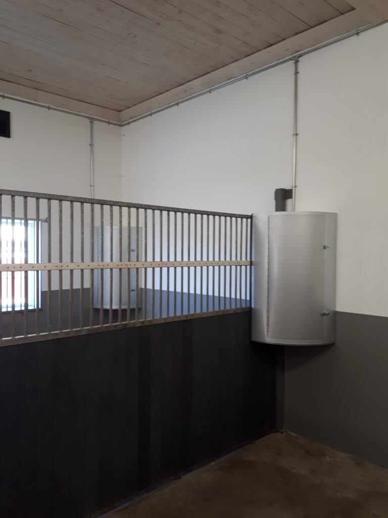 Foderskåp i box